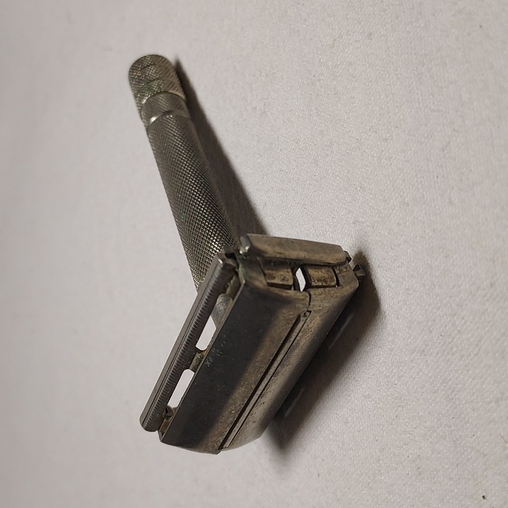 Vintage 1930s Gillette safety Metal razor made in USA 🇺🇸  Vintage shaving